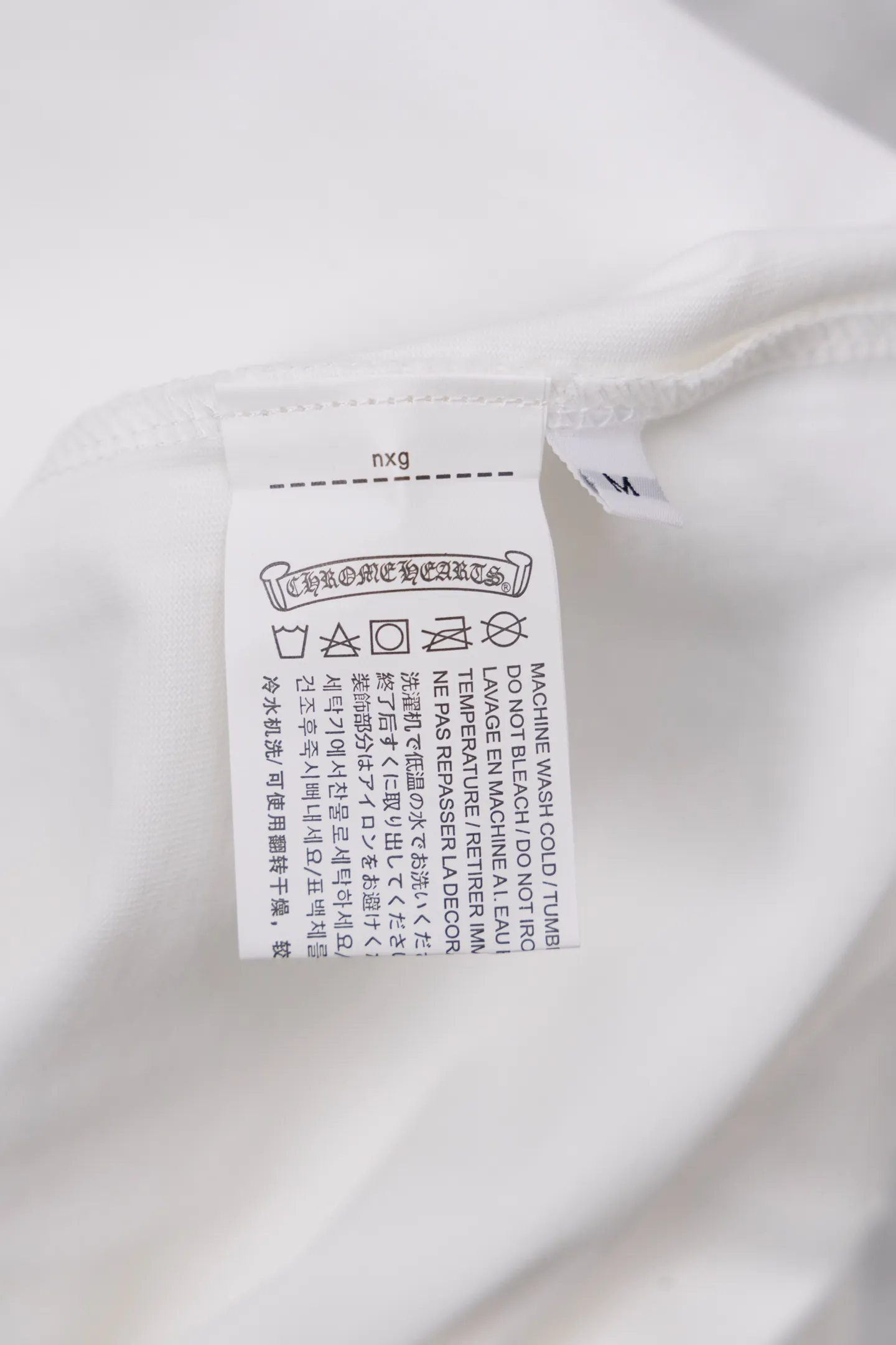 P240 model number/F060 Chrome hearts new hand-painted T-shirt. Heavy 350g double yarn fabric. Wash the whole garment twice. The four sides are frayed and picked. Heavy fabric. The neckline is made of icy Salona. Loose version. Deep, wide and stylish. No deformation or shrinkage. Fabric: 350g. Version: loose. Color: black and white.
